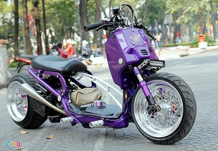 Honda Zoomer là chiếc xe tay ga cỡ nhỏ, động cơ 50cc. Mẫu xe này được sản xuất tại Thái Lan, hướng tới những khách hàng đam mê tùy chỉnh.