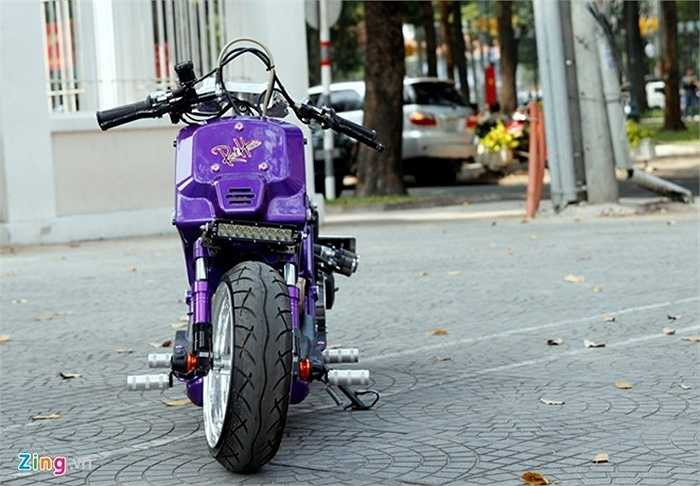 Chiếc xe trong bài viết này thuộc sở hữu của anh Tống Huy Rin, hiện sống tại quận 4, TP. HCM. Rin cũng chính là chủ nhân của chiếc Honda MSX độ đồ chơi Mỹ độc nhất Việt Nam. Phong cách của dòng xe này thấp, béo và đơn giản nhưng chất.