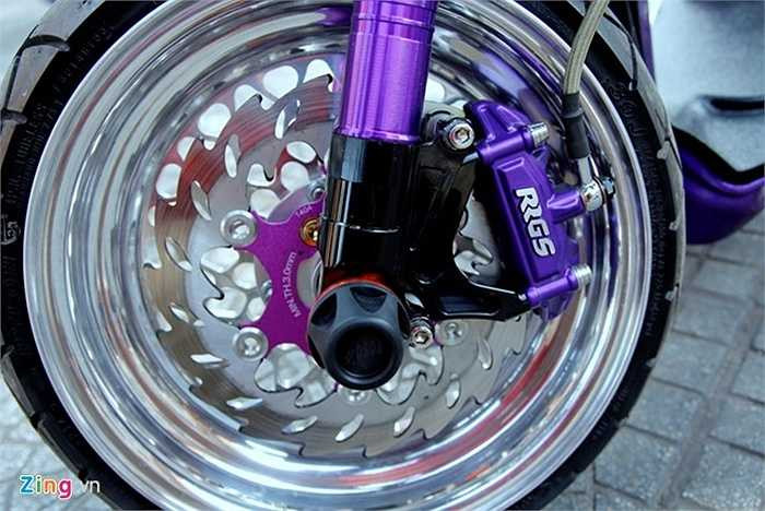 Phía trước được trang bị heo dầu RGS, đĩa phanh răng cưa cùng vành nhôm CNC.