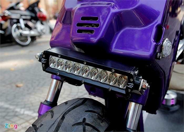 Dải đèn LED nhỏ gọn được đặt ngay chạng 3 phuộc trước.