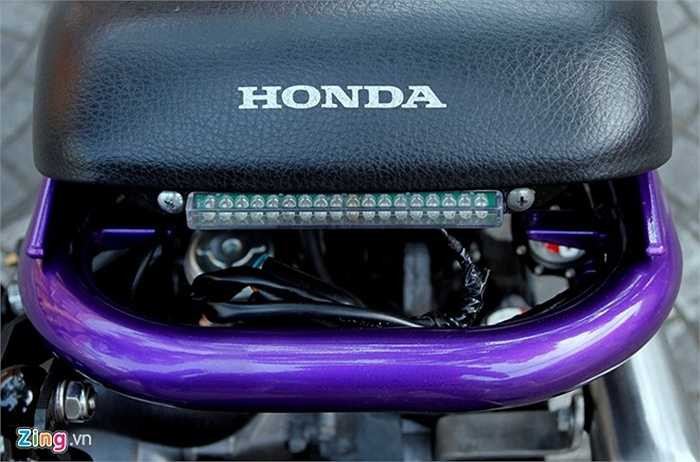 Dải đèn LED nhỏ gọn phía sau được dấu bên dưới yên.