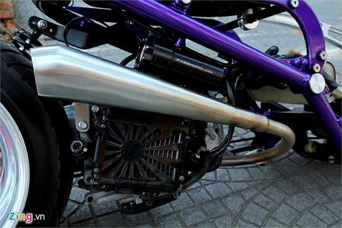 Pô xe được gò bằng tay tại Việt Nam, phía trên là bình đừng dầu máy.