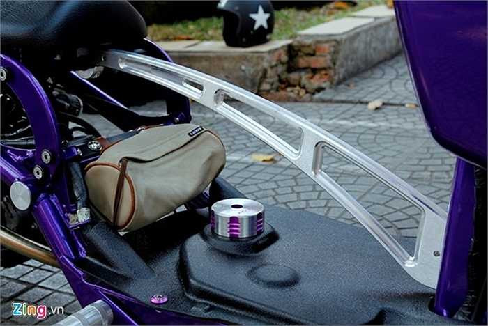 Thanh chống chịu lực khung xe bằng nhôm cắt CNC. Một túi nhỏ đặt cạnh bình xăng chứa những đồ lặt vặt. Nắp bình xăng được gia công tỉ mỉ.