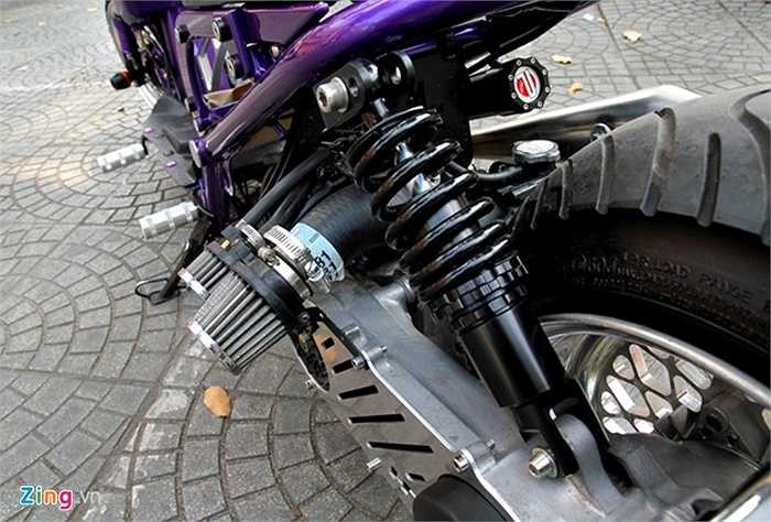 Monoshock phía sau được sơn đen và hạ chiều cao của xe.