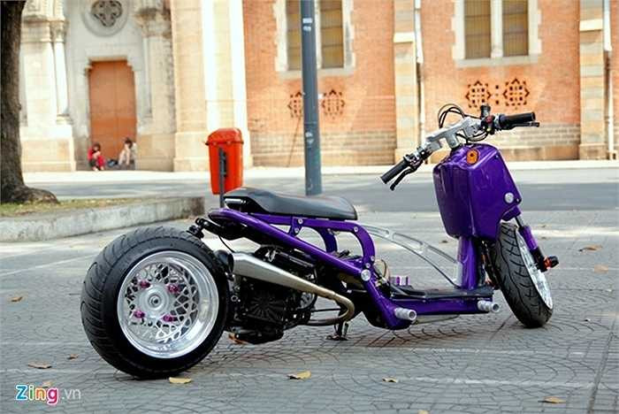 Chiếc xe nguyên bản chỉ được giữ lại phần khung và máy, bánh trước và sau được thay mới hoàn toàn, phuộc được hạ thấp. Chủ nhân chiếc xe cho biết những món đồ chơi trên xe được anh đặt từ Mỹ và nhờ người chuyển về. Vì vừa độ vừa chờ phụ tùng nên thời gian hoàn thành chiếc xe này khá lâu.