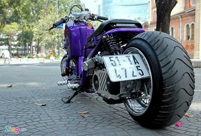 Zoomer được sơn màu tím khá bắt mắt. Vì đây là dòng xe dưới 50 phân khối nên không cần bằng lái.