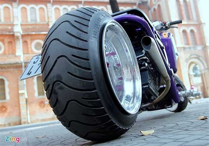 Điểm gây ấn tượng trên chiếc xe này là cặp bánh ngoại cỡ. Bánh sau có chiều rộng lên tới 140mm, bánh trước 100mm.