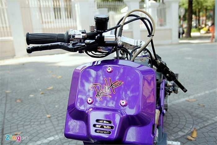 Phần đầu xe khá đơn giản, với những vòi dẫn dầu, dây điện được đặt lộ ra ngoài.