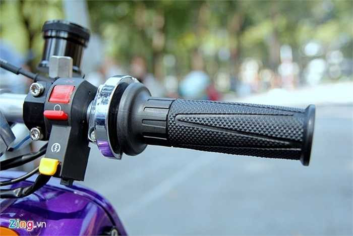 Tay ga cùng cụm công tắc khởi động máy, bật tắt động cơ khá đơn giản.