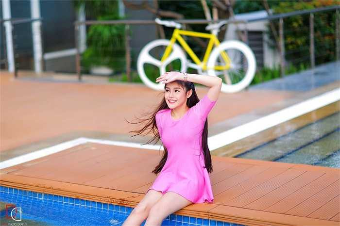 Thục Vy chia sẻ châm ngôn sống: 'Sống là không chờ đợi, hãy sống và yêu thương hết mình như thể chỉ còn lại ngày mai. Vì cuộc sống là bao mà cứ hững hờ'.