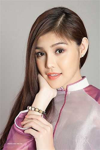 Có lẽ vì thế, cô gái này càng trở nên xinh đẹp hơn