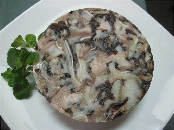 Giò thủ: Giò được làm phần thịt tai mũi heo cắt miếng, xào chín và gói chặt bằng lá chuối. Vì chứa nhiều thịt mỡ, mỗi giò thủ nặng 100g chứa tới hơn 500 calo. Do vậy, đây cũng là một trong những kẻ thù hàng đầu của cân nặng trong dịp đặc biệt này.