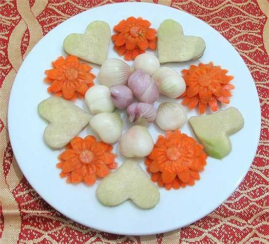 Các món muối chua: dưa hành, dưa cải,..là những món được yêu thích trong ngày Tết. Tuy nhiên bạn không nên ăn nhiều vì phần lớn các món muối chua đều được chế biến với rất nhiều muối. Bởi bạn sẽ đối mặt với nguy cơ tăng huyết áp, có thể dẫn đến tình trạng đột quỵ và đau tim. 