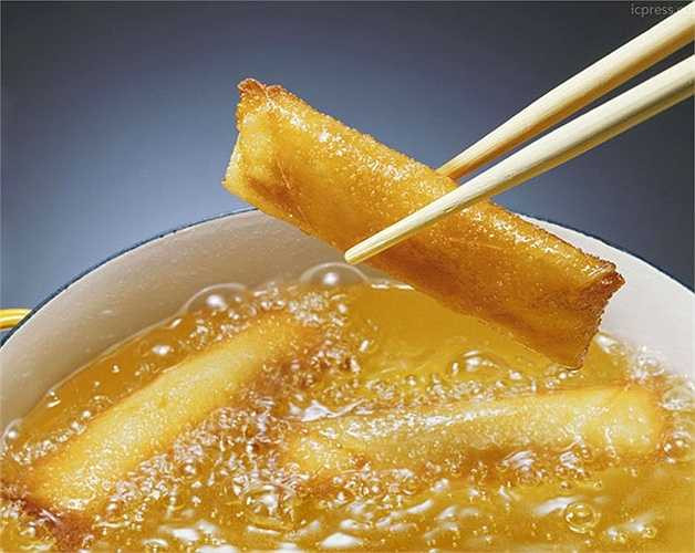 Các món chiên rán: Cá món chiên rán có hàm lượng chất béo cao, nếu ăn nhiều sẽ tích tụ lại trong cơ thể rất độc hại. Đặc biệt, các thực phẩm có nguyên liệu là chất bột khi ở nhiệt độ cao (bị cháy) có thể tạo ra hợp chất acrylamide gây độc hại với cơ thể. 