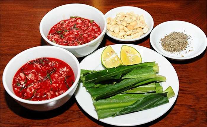 Tiết canh: Vào dịp Tết, nhiều gia đình vẫn giữ truyền thống mổ lợn và ăn tiết canh, lòng lợn trong bữa cơm tất niên. Tuy nhiên người ăn tiết canh có thể phải đối diện với nguy cơ mắc rất nhiều loại bệnh khác nhau, nguy hiểm hơn cả là viêm cầu lợn, các chủng cúm gia cầm lây sang người nguy hiểm, nhất là virus cúm gia cầm (H5N1).