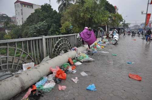 Tiễn ông Công ông Táo về trời, sông hồ Hà Nội ngập rác