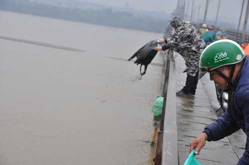 Tiễn ông Công ông Táo về trời, sông hồ Hà Nội ngập rác