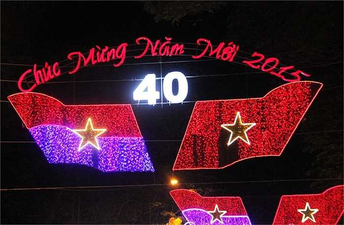 Chỉ còn khoảng 1 tuần nữa là đến Tết Nguyên đán nhưng từ bây giờ khắp đường phố Sài Gòn đã rực sáng cờ hoa với những khẩu hiệu chào đón năm mới. (Ảnh: Sỹ Hưng)