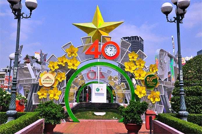 Đây cũng là dịp để người dân TP.HCM tri ân sâu sắc những anh hùng dân tộc đã hy sinh để bảo vệ Tổ Quốc nhân dịp kỷ niệm 40 năm ngày giải phóng miền Nam, thống nhất đất nước. (Ảnh: Sỹ Hưng)