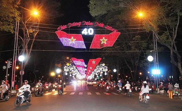 Người dân TP.HCM thích thú đi dạo trên đường phố vào mỗi đêm dịp cận Tết. (Ảnh: Sỹ Hưng)