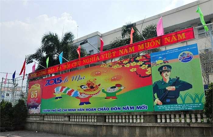 Khắp trên phố Sài Gòn đâu đâu cũng xuất hiện khẩu hiệu: 'TP.HCM hân hoan chào đón năm mới Ất Mùi 2015'. (Ảnh: Sỹ Hưng)