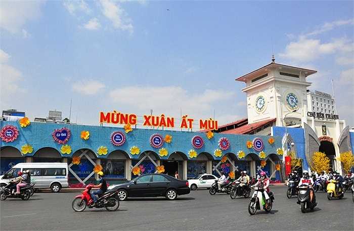 Hình ảnh trang hoàng tại chợ Bến Thành (quận 1). (Ảnh: Sỹ Hưng)