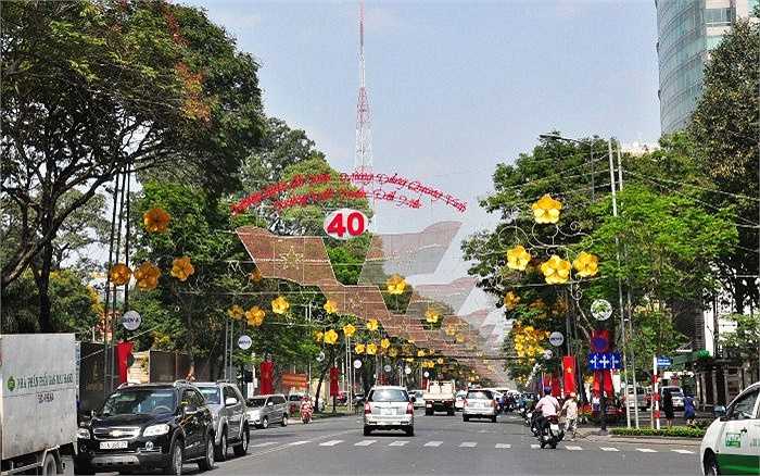 Trên các tuyến đường Lê Duẩn, Phạm Ngọc Thạch, Lê Lợi, Đồng Khởi... ngập tràn cờ hoa chào đón năm mới sắp đến. (Ảnh: Sỹ Hưng)