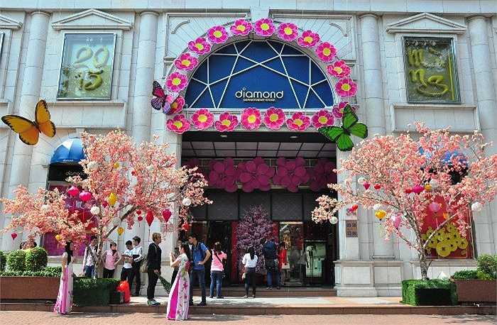 Hình ảnh trang trí hoa lung linh ở trung tâm Sài Gòn. (Ảnh: Sỹ Hưng)