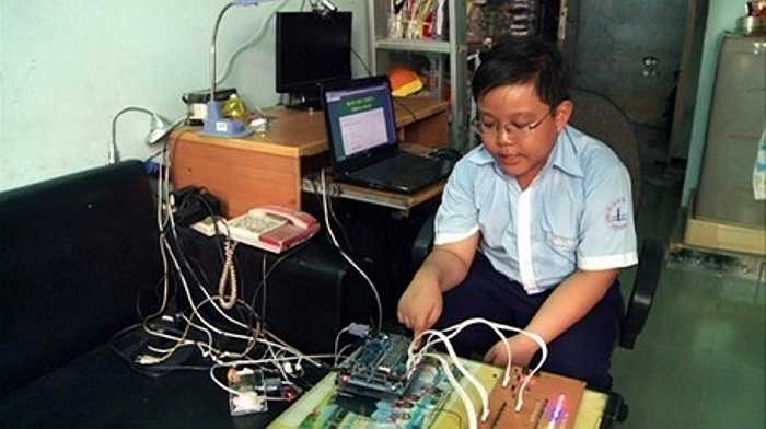 Sáng tạo được giải cao nhất của thần đồng nhí là bảng điều khiển thông minh giúp người sử dụng dễ dàng tắt các thiết bị điện khi đã ra ngoài nhà, xí nghiệp, công sở...