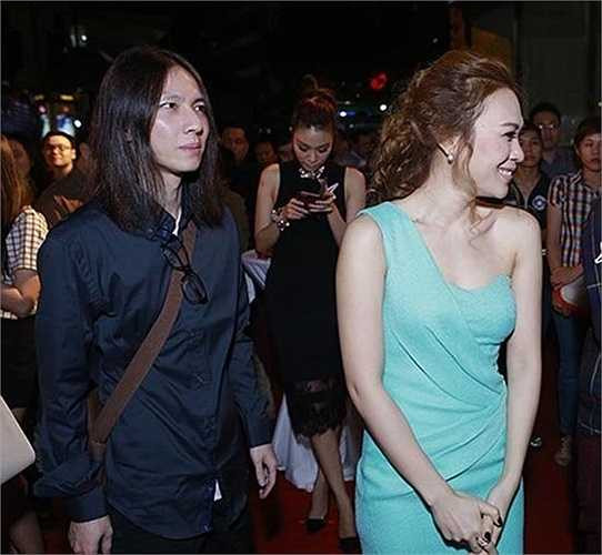 Dù có rất nhiều lời đồn cặp đôi này đang yêu nhau, nhưng cả hai vẫn tiếp tục im lặng. Đây là lần thứ 7 cô chọn cách né tránh dư luận để phủ nhận những tin đồn tình ái.