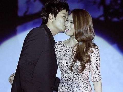 ￼ Trong lần biểu diễn liveshow Tìm lại bầu trời ngày 11/10/2012 tại TP HCM, Mỹ Tâm là khách mời đặc biệt. Tuấn Hưng cũng chia sẻ với khán giả rằng Mỹ Tâm là một cô gái mà anh rất ấn tượng và không tiếc lời khen ngợi cô. Khi đang song ca, bất ngờ Tuấn Hưng hôn trộm Mỹ Tâm. 