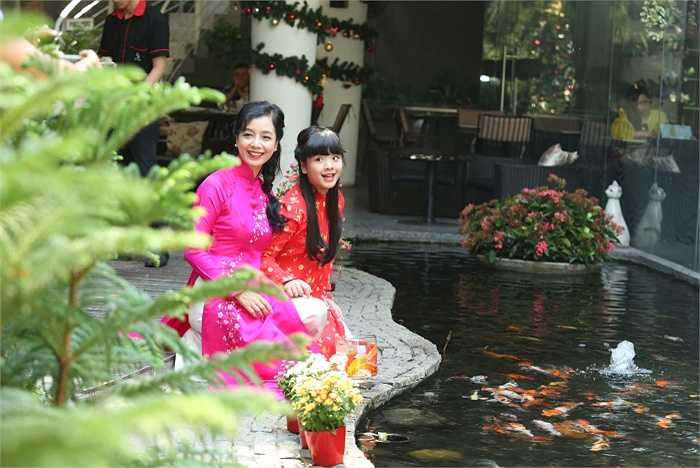 Cô con gái kháu khỉnh Hồng Khanh cùng mẹ thực hiện bộ ảnh đón xuân.