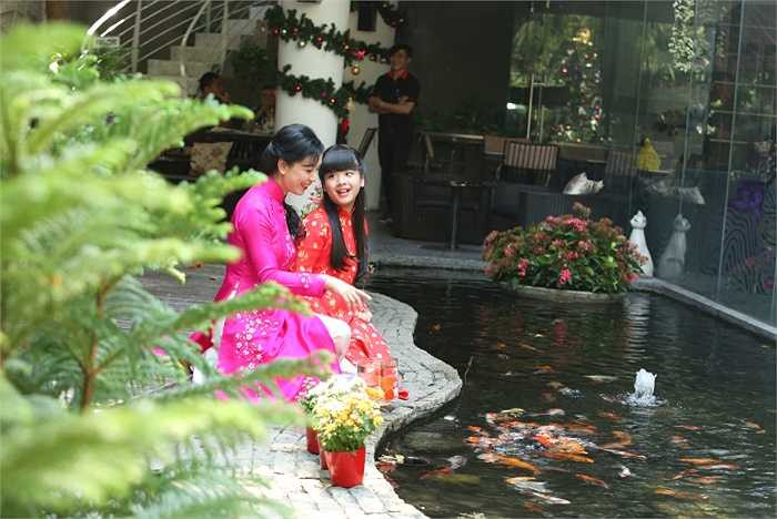 Bởi vẻ láu lỉnh, trong sáng và rất đáng yêu của cô bé.