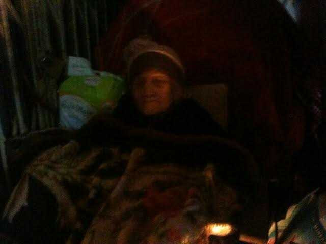 Cụ bà 95 tuổi bị đẩy ra lề đường, phủ nilon giữa trời mưa rét