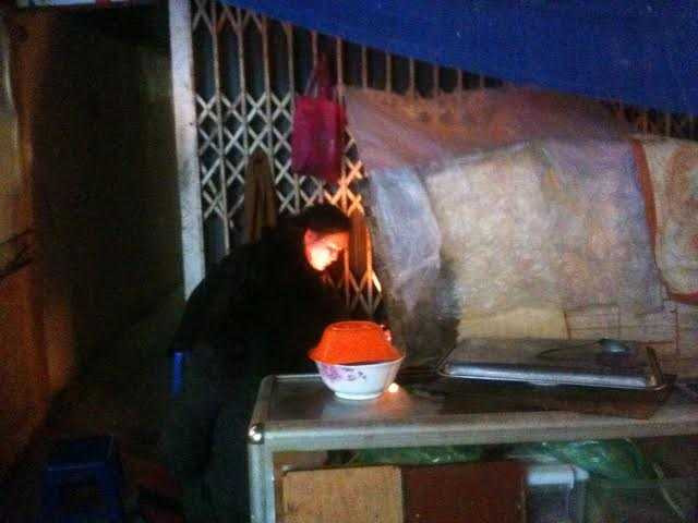 Cụ bà 95 tuổi bị đẩy ra lề đường, phủ nilon giữa trời mưa rét