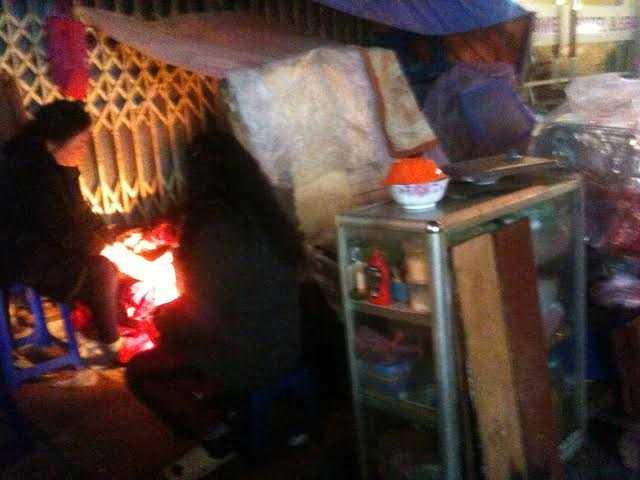 Cụ bà 95 tuổi bị đẩy ra lề đường, phủ nilon giữa trời mưa rét