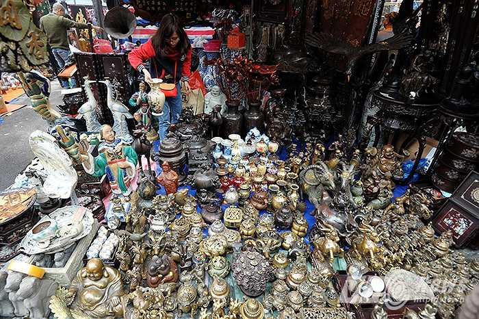 Nằm trong khu vực chợ hoa truyền thống, chợ đồ cổ Hàng Lược không chỉ thu hút người đến mua bán mà còn trở thành nơi gặp gỡ, trao đổi kinh nghiệm của những người chơi đồ cổ đất Hà Thành và các tỉnh lân cận như Bắc Ninh, Hưng Yên, Hải Dương...