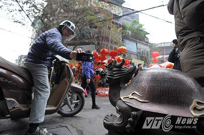 ‘Nói là chợ đồ cổ nhưng những món đồ thực sự cổ, có niên đại trên trăm năm ở chợ này thì hiếm lắm, chủ yếu là đồ cũ khoảng vài chục năm đổ lại và đồ giả cổ thôi’, Chú Q.- một người sành chơi đồ cổ ở phố Hoàng Hoa Thám cho biết.