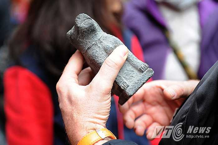 Và mua một vài món đồ lưu niệm về phiên chợ đặc biệt một năm chỉ họp một lần ở giữa phố cổ Hà Nội. (Ảnh: Việt Linh)