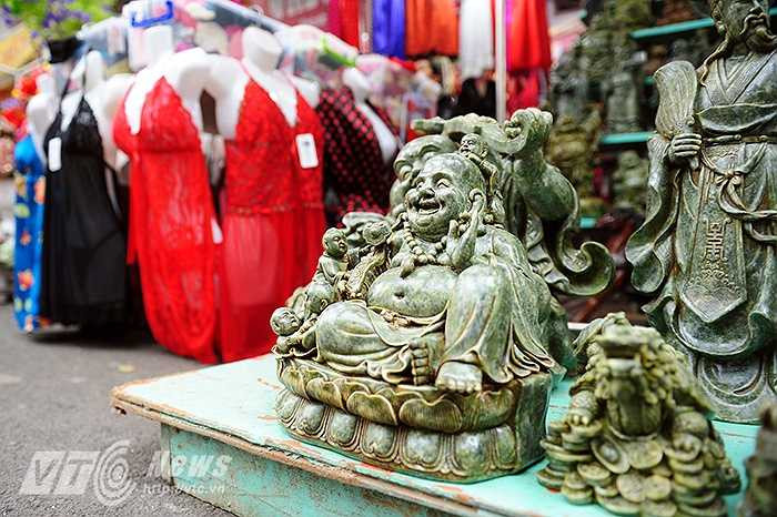 Giá cả của những món đồ ở đây dao động khá lớn, có món chỉ vài trăm ngàn đồng nhưng cũng có những món đồ có giá lên tới cả trăm triệu đồng.