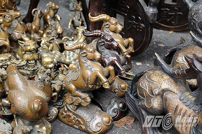 Năm nay, phần lớn những mặt hàng bày bán ở chợ là những món đồ bày trang trí bằng chất liệu đồng được đúc mới với thiết kế rất tinh xảo.