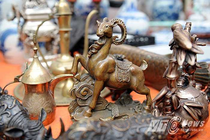 Vì sang năm mới là năm Ất Mùi nên cũng không khó để bắt gặp hình ảnh của những chú dê được đúc bằng đồng tại chợ đồ cổ.