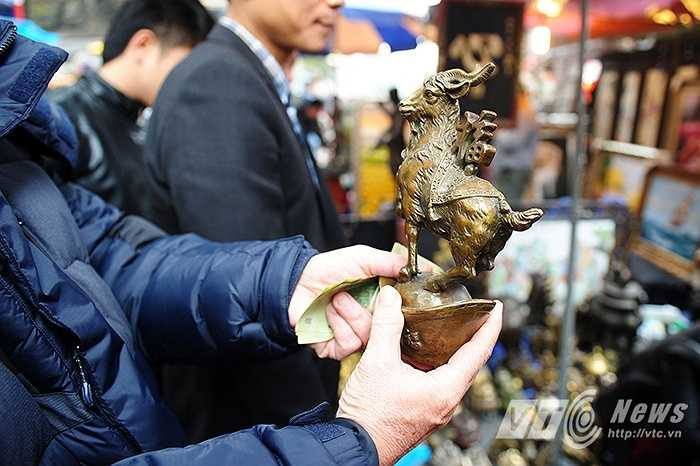 Chú Hoằng Quân, 60 tuổi (Bạch Mai, Hai Bà Trưng, Hà Nội) cho biết: ‘Vì sang năm là năm tuổi của mình mà nhà lại làm công việc buôn bán nên tôi quyết định tự tặng cho mình món đồ trang trí một chú dê đang đứng trên thỏi vàng, hi vọng sang năm mới món đồ này sẽ mang lại nhiều may mắn cho tôi trong công việc và sức khỏe.’