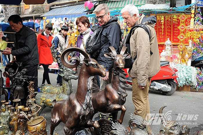 Món đồ gây được sự chú ý của nhiều người nhất đó là cặp dê đồng ‘khủng’ có giá lên tới gần trăm triệu đồng.