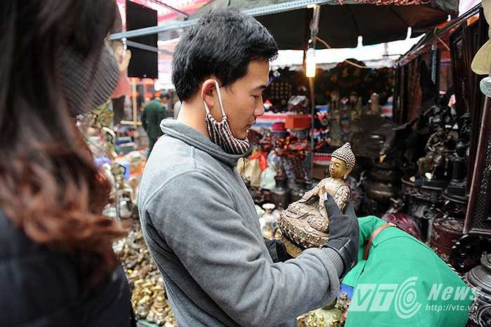 ‘Đi chợ đồ cổ, phải là dân chơi đồ cổ có kinh nghiệm mới có thể phân biệt được đâu là đồ cổ thật’, một người chơi đồ cổ có kinh nghiệm lâu năm ở Thụy Khuê bật mí.