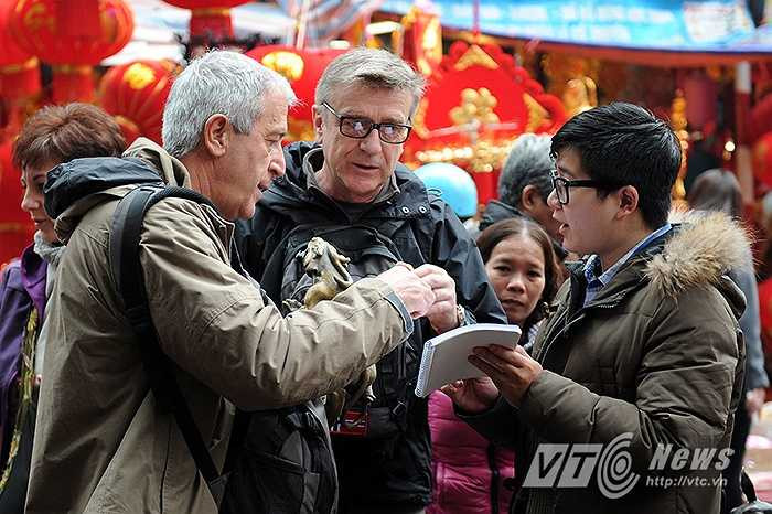 Bên cạnh việc phục vụ nhu cầu của người dân, chợ đồ cổ cũng là một địa điểm thu hút được rất nhiều sự quan tâm của khách du lịch nước ngoài.