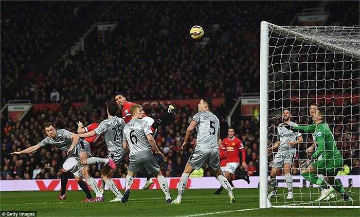 Ở trận đấu này, hậu vệ Chris Smalling đã thi đấu tỏa sáng khi lập cú đúp, bàn thắng còn lại của Quỷ đỏ do Robin van Persie ghi. Trong khi người lập công cho Burnley là Danny Ings.