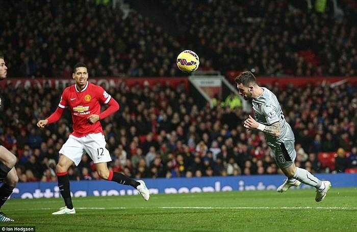 Với ba điểm có được cùng việc Southampton bị West Ham cầm hòa 0-0, đoàn quân của Louis van Gaal đã trở lại vị trí thứ 3 trên bảng xếp hạng với 45 điểm.