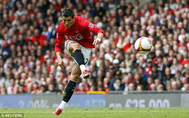 Khoảng năm 2009, Cristiano Ronaldo có thu nhập 1,6 triệu Bảng/năm, ít hơn 1 triệu Bảng so với mức lương top ở hiện tại