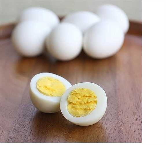 Trứng: ngày tết có nhiều món ngon, nhưng bạn đừng quên món này, nó sẽ giúp bạn giảm cân đáng kể, ngăn ngừa mỡ thừa nữa do chứa nhiều protein, giúp no lâu. Tuy nhiên bạn không nên ăn nhiều trứng.